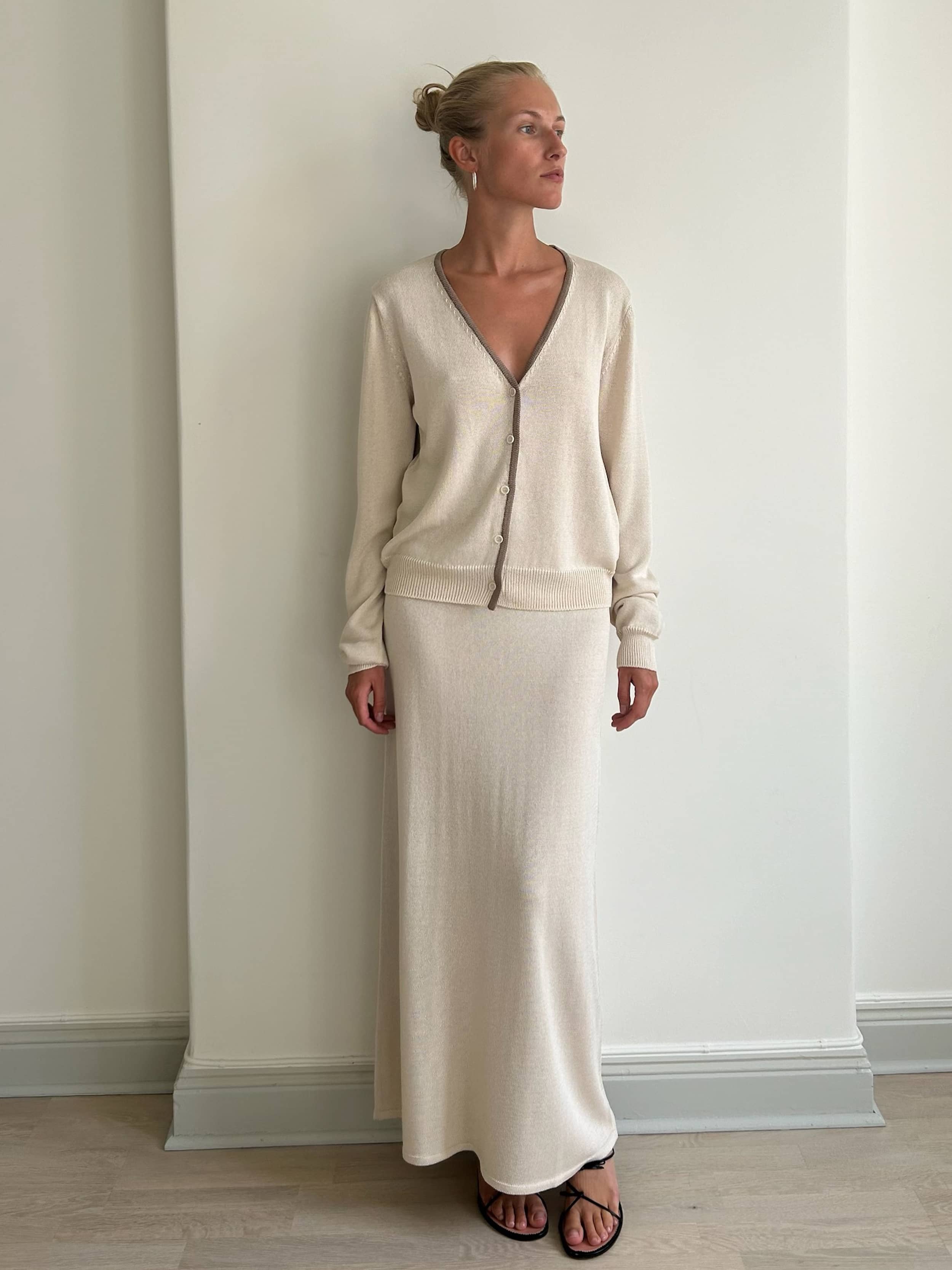 Contrast V-neck Cardigan Ivory - Ivory | Djerf Avenue