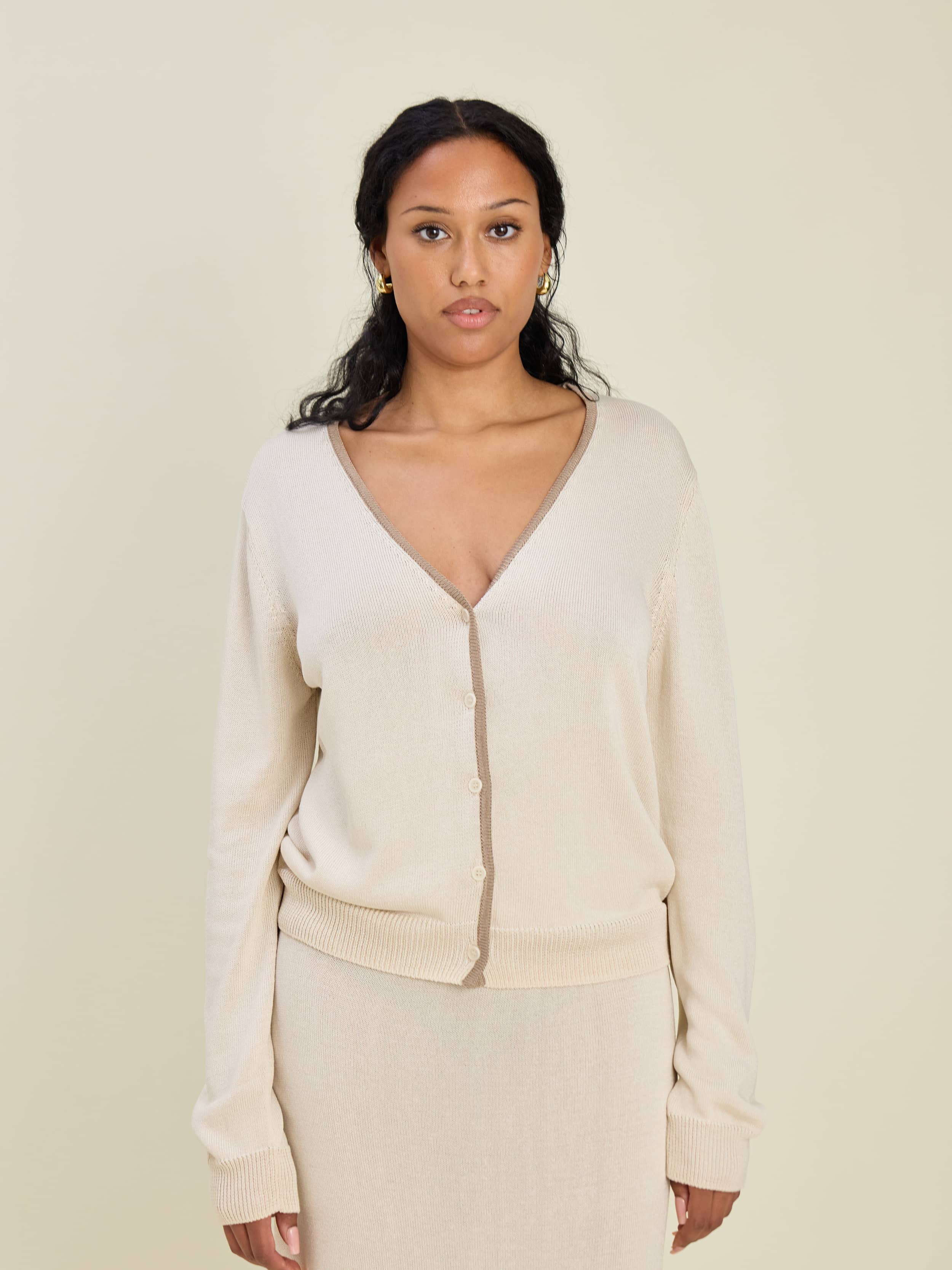 Contrast V-neck Cardigan Ivory - Ivory | Djerf Avenue