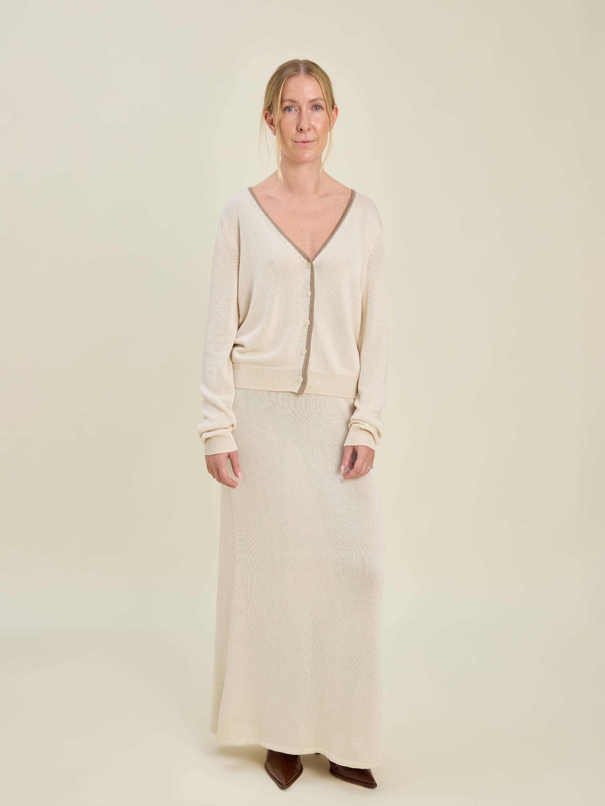 Contrast V-neck Cardigan Ivory - Ivory | Djerf Avenue