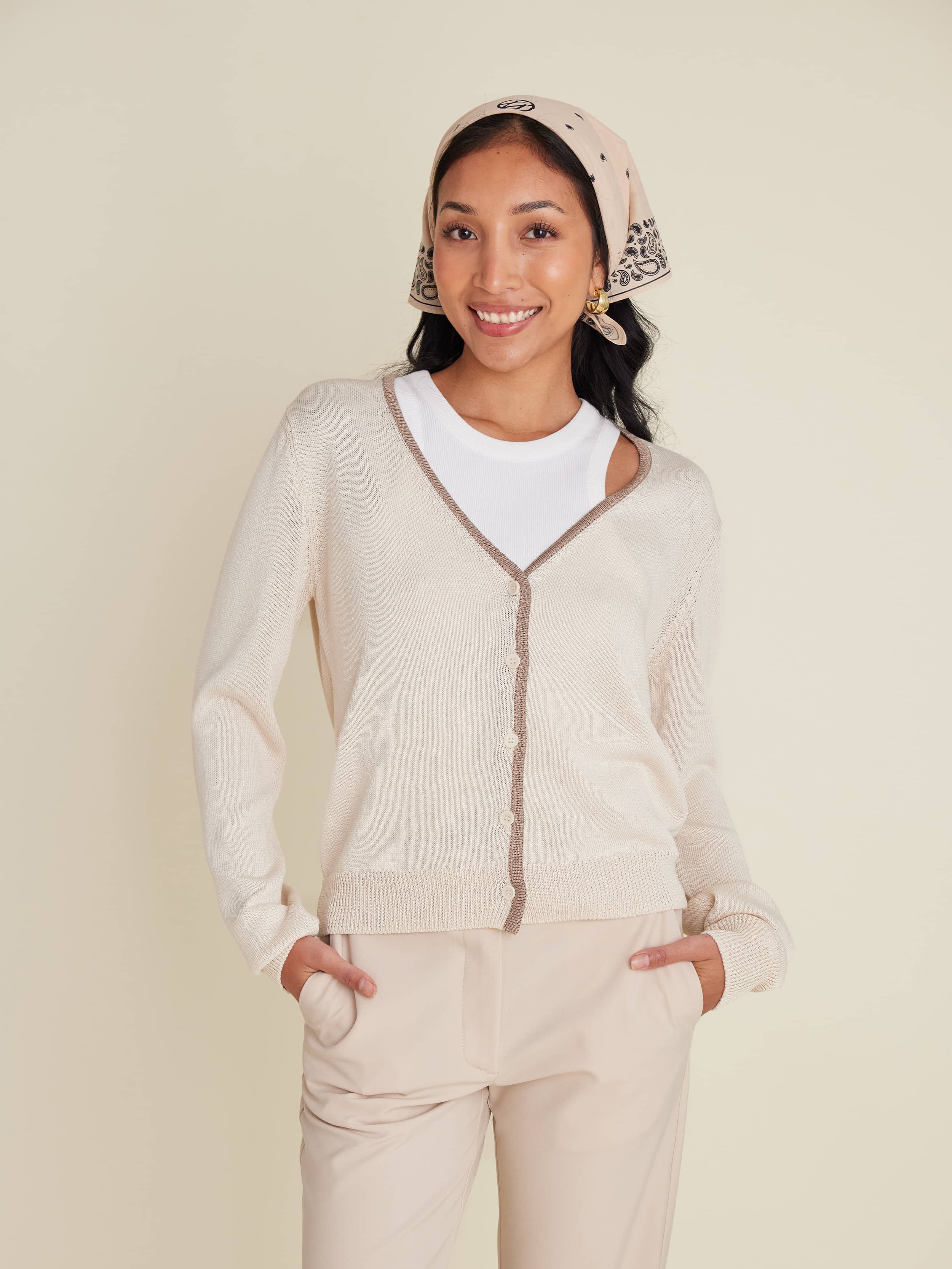 Contrast V-neck Cardigan Ivory - Ivory | Djerf Avenue