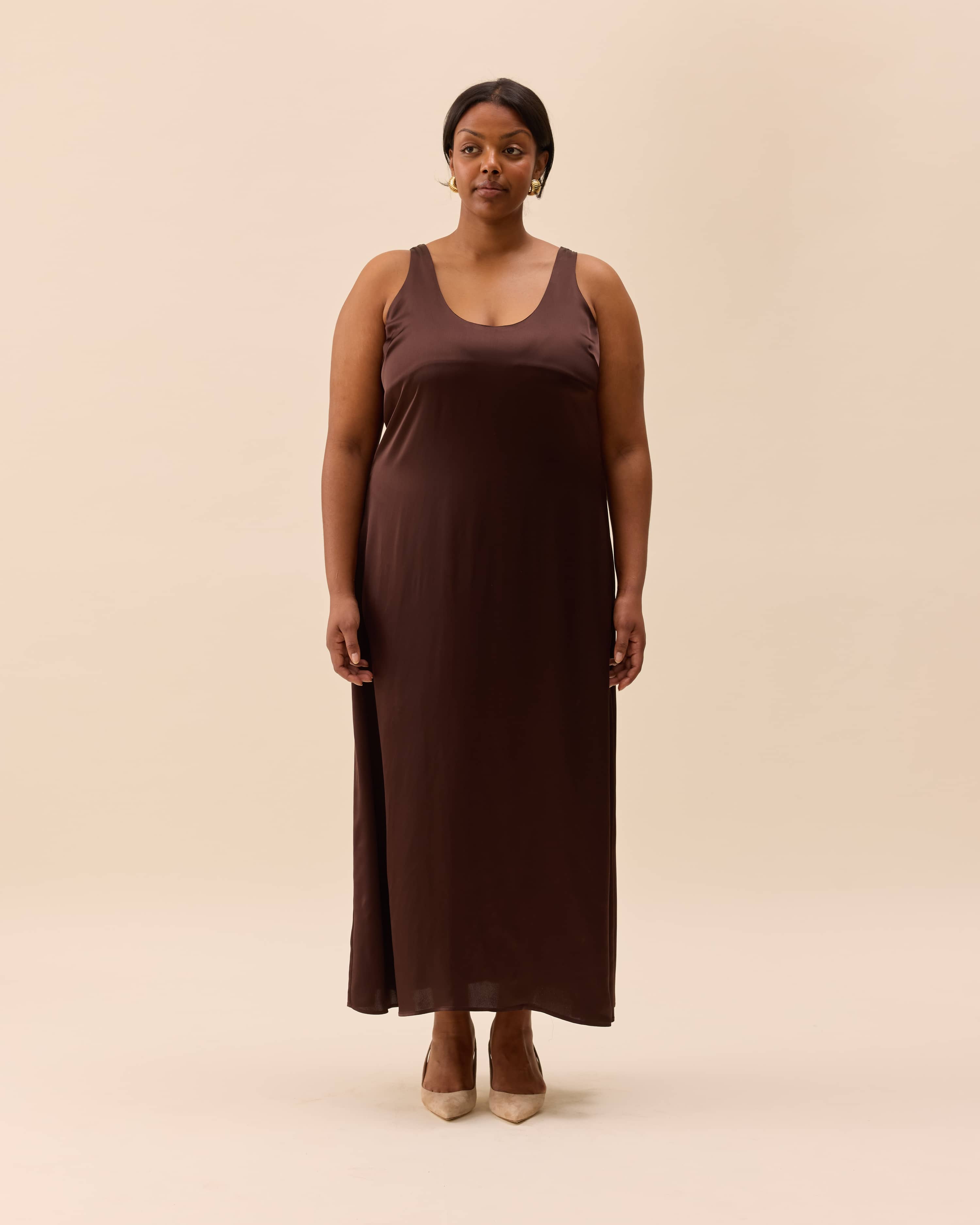 ✨新作/新品✨ANDRESD satin dressブラウン Satin Viscose Dress Dark Mocha - Dark mocha | Djerf Avenue