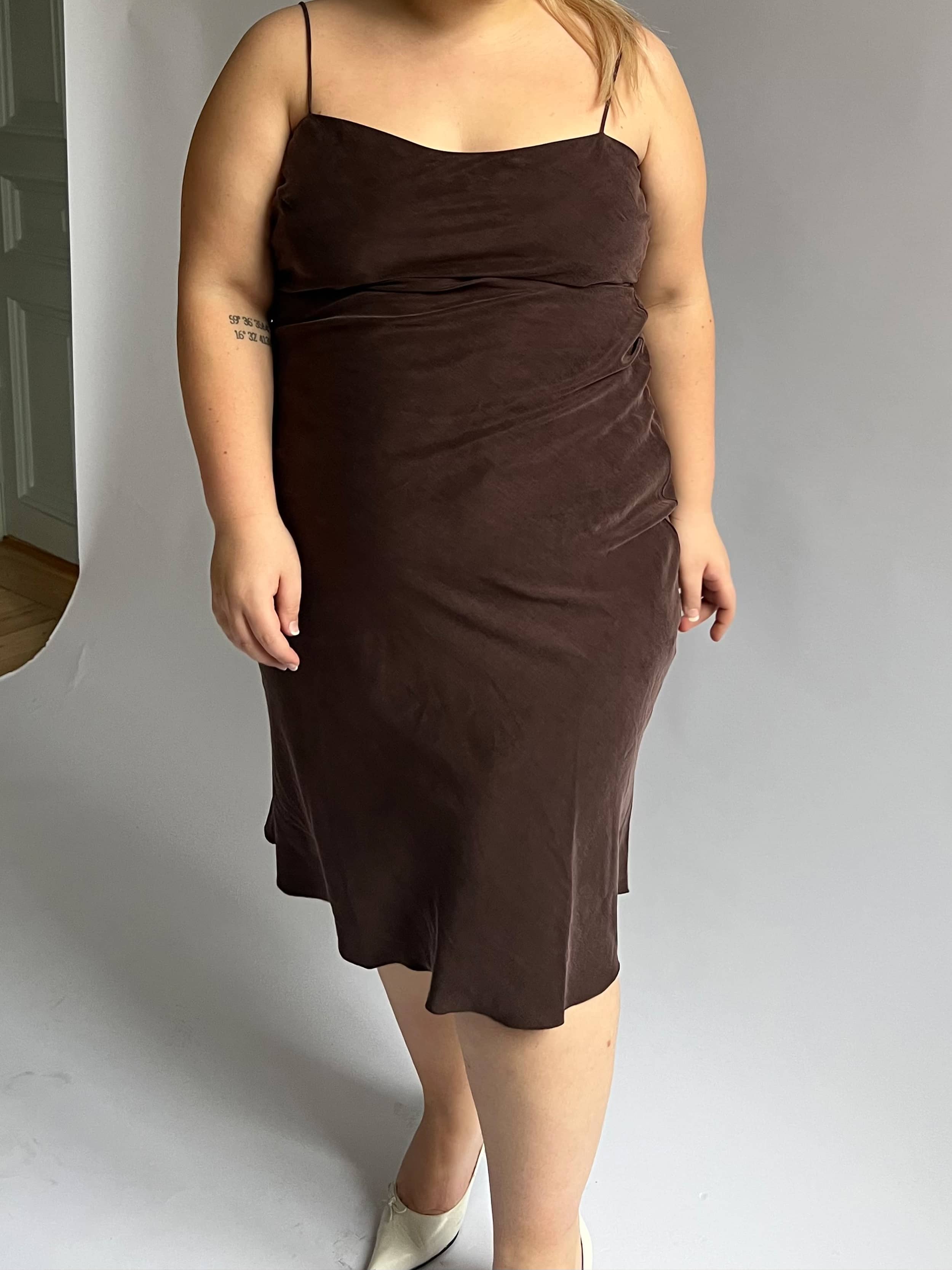 テキサスマック ココパスタジオ ワンフェス Dream Dress Midi Dark Mocha - Dark mocha | Djerf Avenue